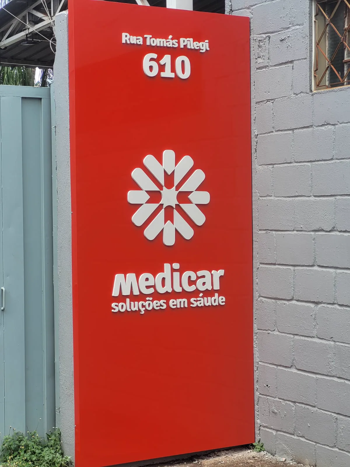 Projeto de comunicação visual produzido pela W.Art para Medicar Soluções em Saúde — Totem